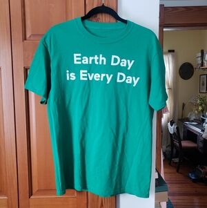 Festive Holiday Green Earth Day Is Everyday Basic T-Shirt M-L